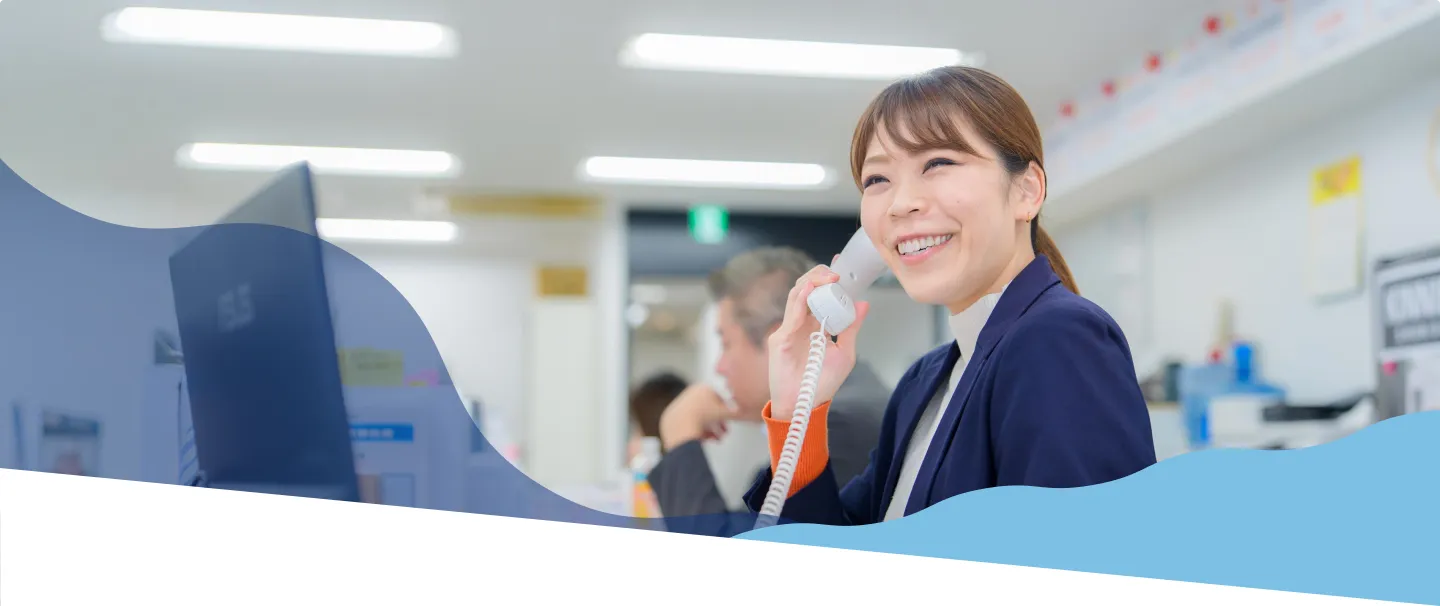 電話応対をする女性スタッフの様子