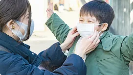スタッフと子供が交流している様子