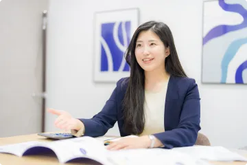 顧客への説明対応を行っているスタッフの様子