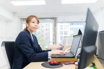 事務作業を行っているスタッフの様子