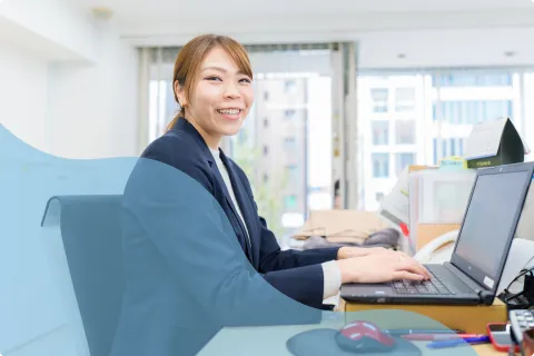 笑顔の女性スタッフ