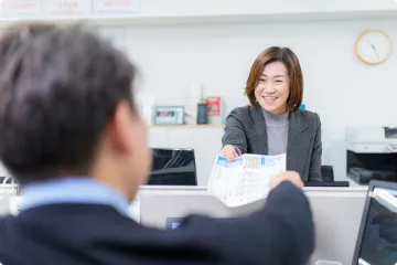 スタッフ間で書類の受け渡しをする様子